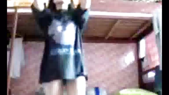 කාමන් කැලවේ රූමත් රන්වන් පැහැ බිළිඳා සෑම විනාඩියකටම හුමාලයෙන් පිසදැමීම් භුක්ති විඳියි