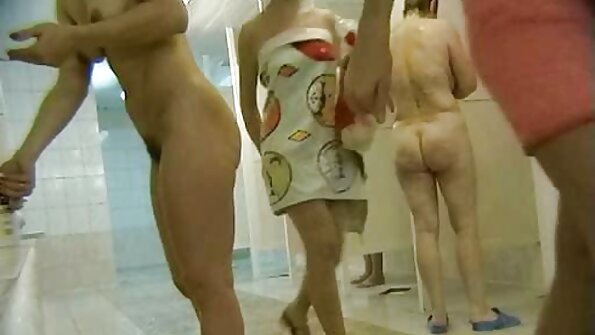 හුරුබුහුටි ආසියාතික තරුණියක් වන ක්ලාරා ත්‍රිත්ව බසයේදී කෙලවෙයි