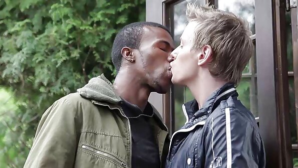 Hot babe Penelope Cross එකවර BBC දෙකක් සේවය කරයි