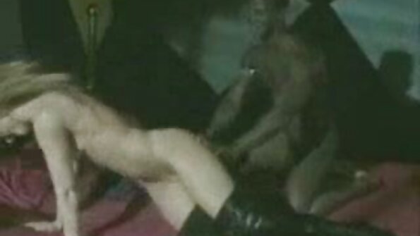 Juice bar girl ඇගේ සරාගී MILF පාරිභෝගිකයා විසින් කෙලෙසයි