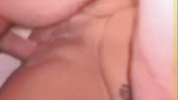 හුරුබුහුටි ලැටිනා යහන මත නිසි ලෙස කෙලවරයි