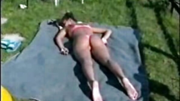 සිහින් brunette ජීවිතාරක්ෂකයෙකුට මඟ පෙන්වයි