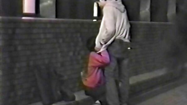 Jojo Kiss සහ busty Sarah Vandella සැමියා Jojo සමග ලිංගිකව හැසිරෙනවා