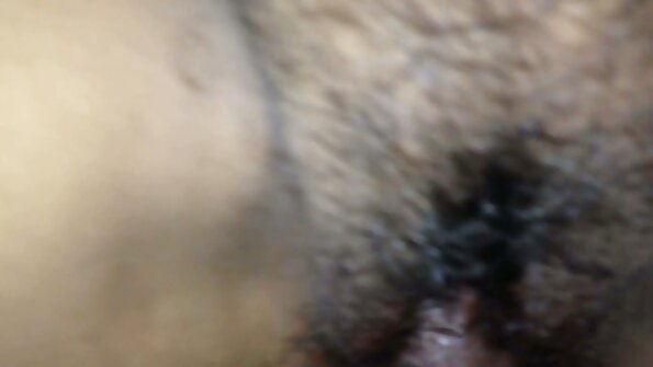 දිගු හිසකෙස් ඇති මින්ක්ස් ඇගේ තද සිදුර තදින් හා ක්‍රීම්පිඩ් කර ඇත