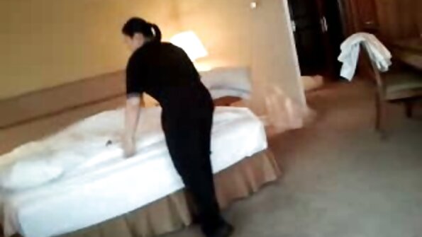 ලොකු ව්‍යාජ තනපට සහිත කුඩම්මා කෝරි චේස් කුකුළා උරා බොන අතර සුළු පුතුට කෙලවයි