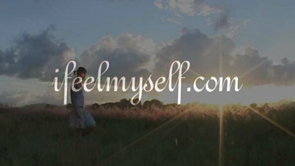 MILF Tia Cyrus ස්වයං වින්දනයේ යෙදී ඇගේ දියණියගේ පෙම්වතාට හසු වී ඔහු සමඟ ලිංගිකව හැසිරීමට තීරණය කළාය