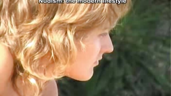 විස්මයජනක brunette මිරැන්ඩා මිලර් තටාකය අසල ඇණ ගසා ඇත