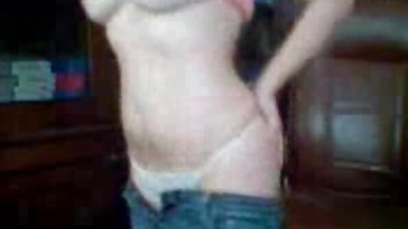 කුඩා දැරිය කේට් කෙනඩි ඇඳ මත පච්ච කොටා ගත් පුද්ගලයා පදින්න