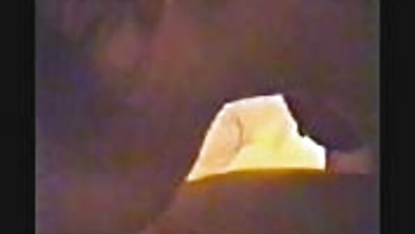 සරාගී ස්ටේසි බ්ලූම් සහ වෙරෝනිකා ලීල් ස්ටැලියන් සමඟ ගුද සංසර්ගයේ යෙදේ