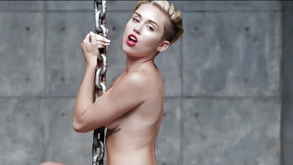 සාරා මින්ක්ස් ඇගේ විස්මිත කුකුළා උරා බොන සහ පැදවීමේ කුසලතා පෙන්වයි