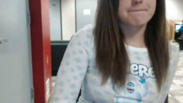 ලකී ස්ටඩ් යහන මත අං සහිත brunettes දෙකක් මගුල