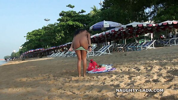 Nerdy brunette කාර් එක ඇතුලට ගියා