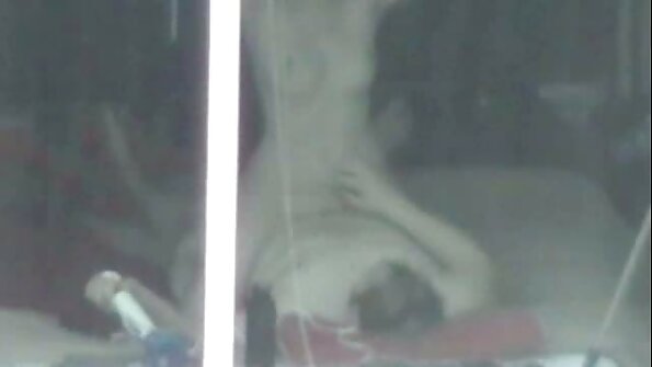 සරාගී යුවතිය පිස්සුවෙන් මෙන් ගැඹුරට වෙලී සිටී