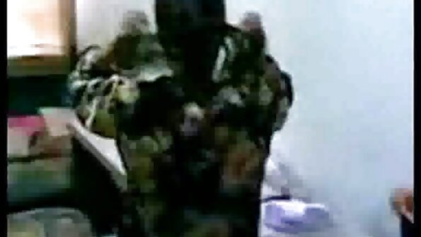 පච්ච කෙටූ උදැල්ල කත්‍රිනා කඩේ සහ ඇගේ කොල්ලකාර මිතුරිය ජෙසීගේ කුකුළා යහන මත බෙදා ගනිමින්