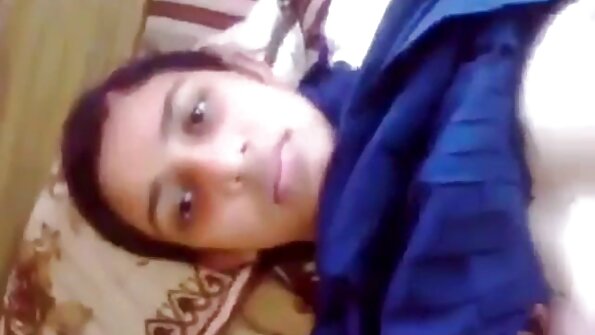 පර්ෆෙක්ට් ඇබෙල්ලා ඩේන්ජර් යෝග අභ්‍යාස කරන්නෙකුට කෙලවා බරක් ලබා ගනී