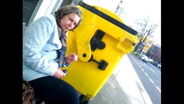 ආසියාතික ගැහැණු ළමයා ඇගේ ශරීරය පෙන්වයි