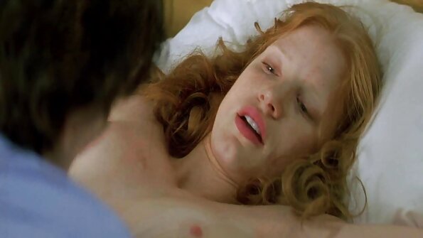 සරාගී කළු ගැහැණු ළමයා ඇගේ දඟකාර සගයා පොළඹවා ගෙන කෙලවයි