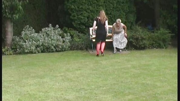 ත්‍රියෝ ලීනා පෝල්, ජේන් වයිල්ඩ් සහ ජියා ඩර්සා ලිංගික සෙල්ලම් බඩු සමඟ සමලිංගික සේවනයේ යෙදේ