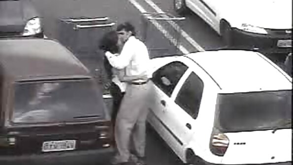 Hot brunette සඳහා මුදල් ලබා ගත්තා