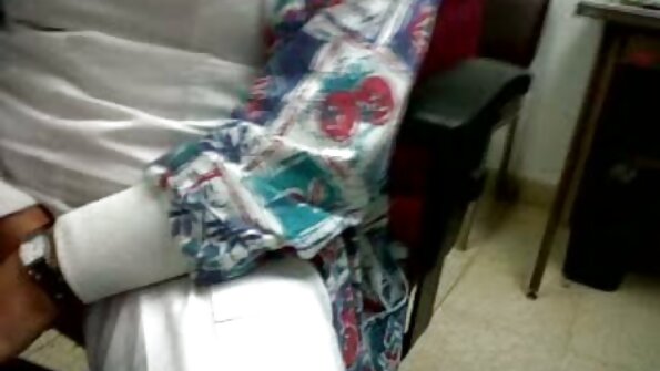 Hot brunette ඇගේ සැමියාගේ හොඳ මිතුරාට කෙලෙව්වා