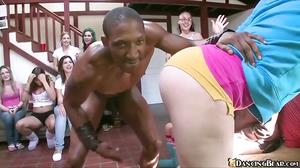 ස්ටෙලා ෆ්ලෙක්ස් විශාල කළු කුකුළා පිඹිමින් ගැඹුරින් කෙලවර වෙයි