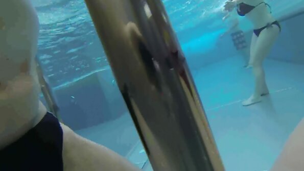 කැරලි සහිත බිම්බෝ රිලී කිං මේසයට තට්ටු කළේය