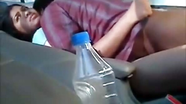 ස්ලටි ඇබී ඇඩම්ස් සමඟ ඇගේ බීඑෆ් සහ ඔහුගේ සුළු මව සමඟ ත්‍රිත්වයකින් යුක්ත විය