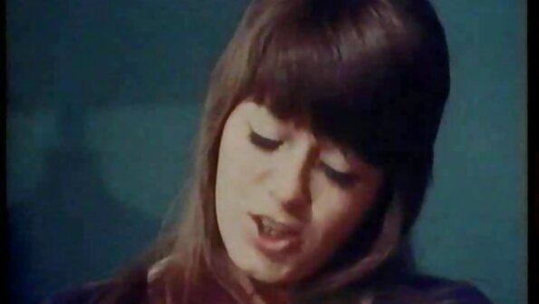 කළු හිසකෙස් ඇති නීනා ලෝපෙස් තදින් පෙකර් උරා බොයි