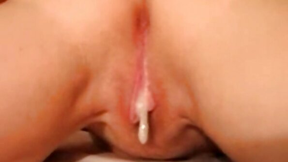 රන්වන් කාර්යාලයේ කාන්තාවක් කල්ලි ගැසී ඇත