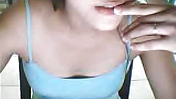 නිල් ඇස් ඇති ගැහැණු ළමයා පිරිමි ළමයින් දෙදෙනෙකු තෘප්තිමත් කරයි