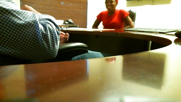 පච්ච කොටා ගත් මුඩුක්කු රොකී එමර්සන් ඇගේ පුස් කුහරය විදින අතර මුහුණ ක්‍රීම් කර ඇත