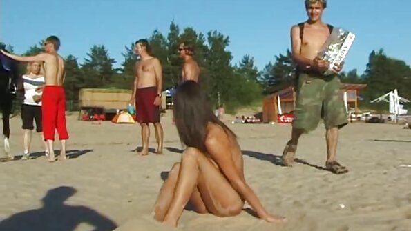 කෙල්ලෝ මාරුවෙන් මාරුවට බෝල උරනවා