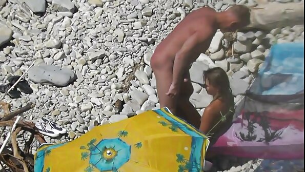 රතු හිසකෙස් ඇති ගැහැණු ළමයෙකු සල්ලාලකමක් පවත්වයි