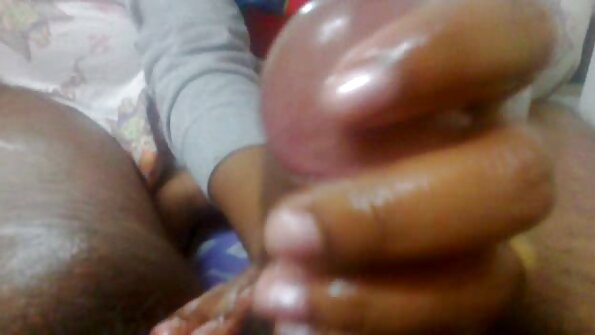 සාරා ජෙසී හොඳ මගුලකින් පසු ඇගේ විශාල තන පුඩුවට ගනී