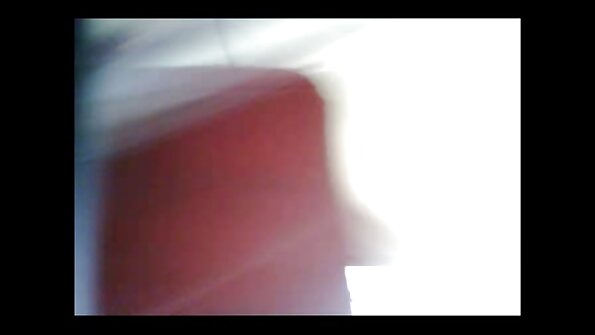 රතු හිසකෙස් ඇති ගැහැණු ළමයා ඇගේ තන පුඩු පිරිනමයි