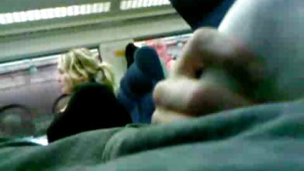 Kiarra Kai, Laney Grey සහ Jessie Saint යහන මත සමලිංගික ක්‍රීඩා කරමින්