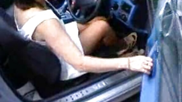 පදම් කළ නිම්ෆෝ බ්‍රිජට් බී ඇගේ මුහුණ මත එය පිපිරෙන තෙක් දැඩි පෙකර්ට කෙලවයි