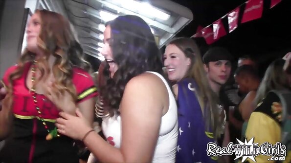 කළු බබෙක් ඇගේ පෙම්වතාගේ පෙත්ත උරනවා