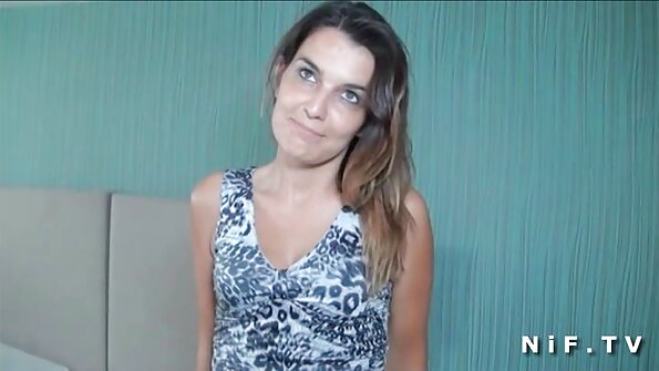 උණුසුම් කාන්තාවන් හොඳ කාලයක් ගත කරයි