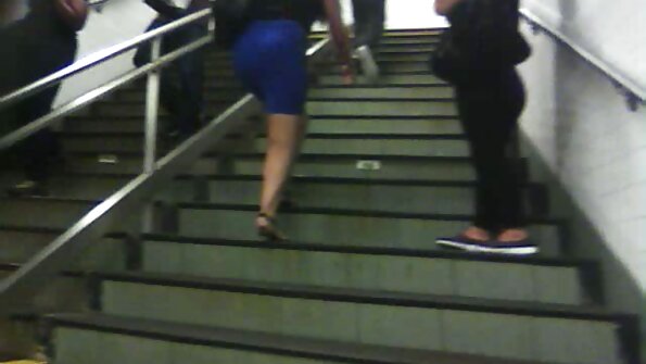 විශාල පියයුරු සහිත ගණිකාවක් වන ජෙනී නෝබල් ඇගේ කුකුළා සතුටුදායක කුසලතා පෙන්වයි