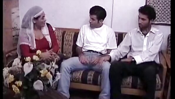 කකුල් සහිත බබෙක් මාර්ලි බ්‍රින්ක්ස් ඇගේ කන්ටේල් රේල් පීලි කරයි