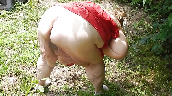 සරාගී ඇවරි බ්ලැක් ගබඩාව තුළ ලිංගිකව හැසිරෙන අතර ඇගේ මුඛය තුළ කැක්කුම ඇති වේ