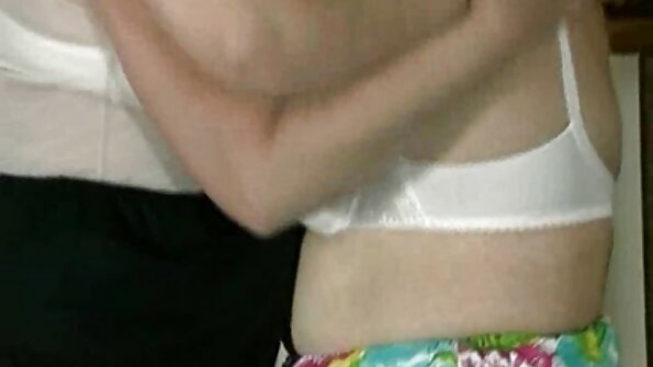 Lusty MILF Bella Rolland ඇගේ පුතාගේ පෙම්වතියට කෙලවයි