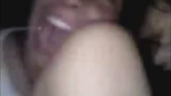 Little Paige Owens විශාල කුකුළෙකු පිට නැගී බරක් ලබා ගනී