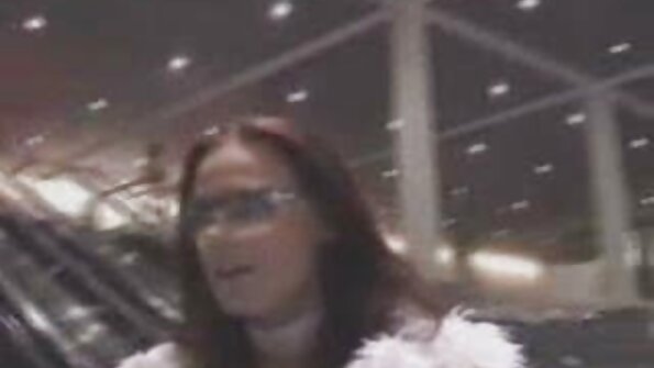 අලංකාර ලැටිනා යෞවනිය මංකොල්ලකාරයාට ඇයට කෙලවීමට ඉඩ දෙයි