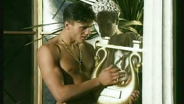 වර්ජින් නිකී හන්ට්ස්මන් ඇගේ පෙම්වතා සමඟ ගුද සංසර්ගයේ යෙදේ