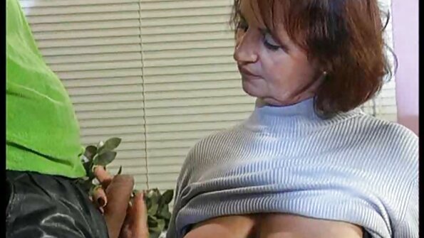 සුරූපී කාන්තාවක් ඇගේ සුළු පුතාට කෙලවනවා