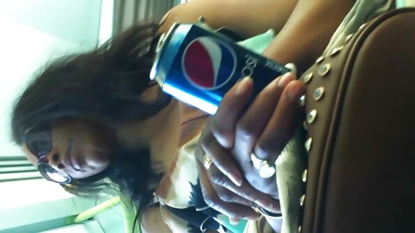 හුරුබුහුටි බබා හේලි රීඩ් විවිධ තනතුරු වල ගැඹුරින් කෙලවර වේ