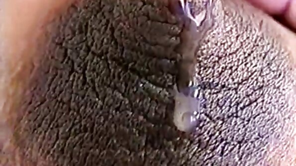 බිස්ට් කාන්තාවක් කෙට්ටු පිරිමි ළමයෙකුට කෙට්ටු කරයි