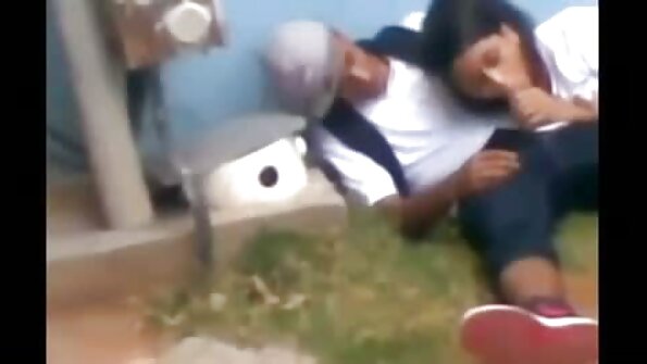 විශාල පියයුරු සහිත MILF ලන්ඩන් ගංගාව ඇගේ පුක ඇඳේ වැනසෙයි